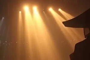 短剧一半是海的海堤黄昏画面封面